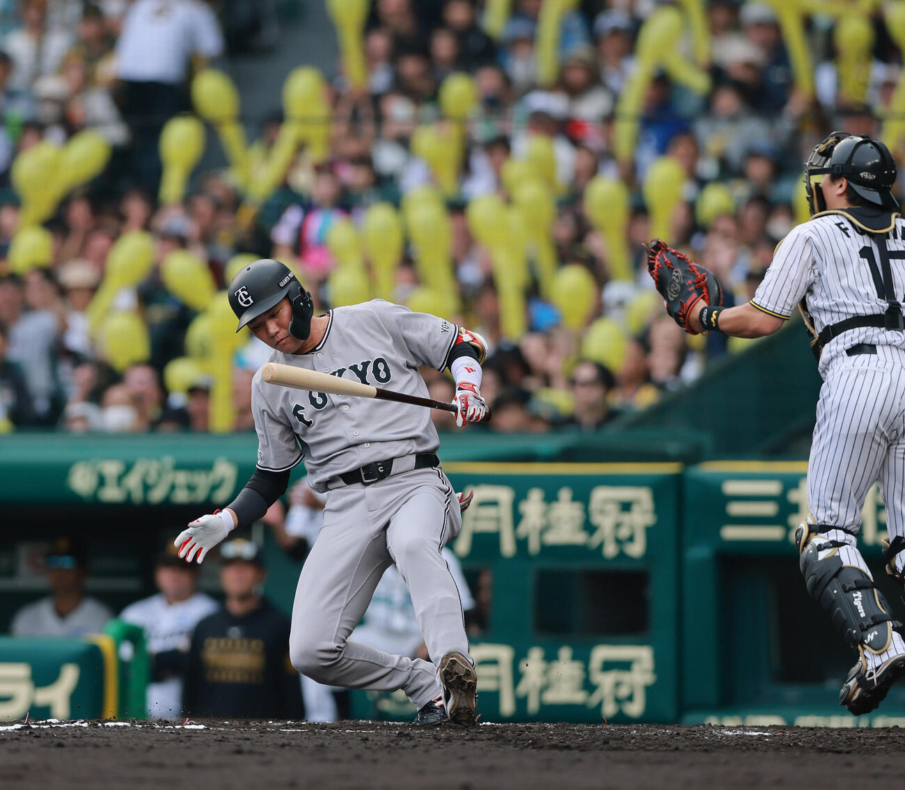 阪神対巨人　7回表巨人2死一、三塁、代打坂本勇人は空振り三振に倒れる（撮影・上山淳一）