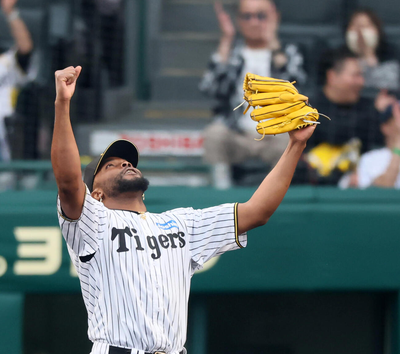 阪神対巨人　巨人に勝利しナインと笑顔でタッチする阪神ラファエル・ドリス（撮影・加藤哉）