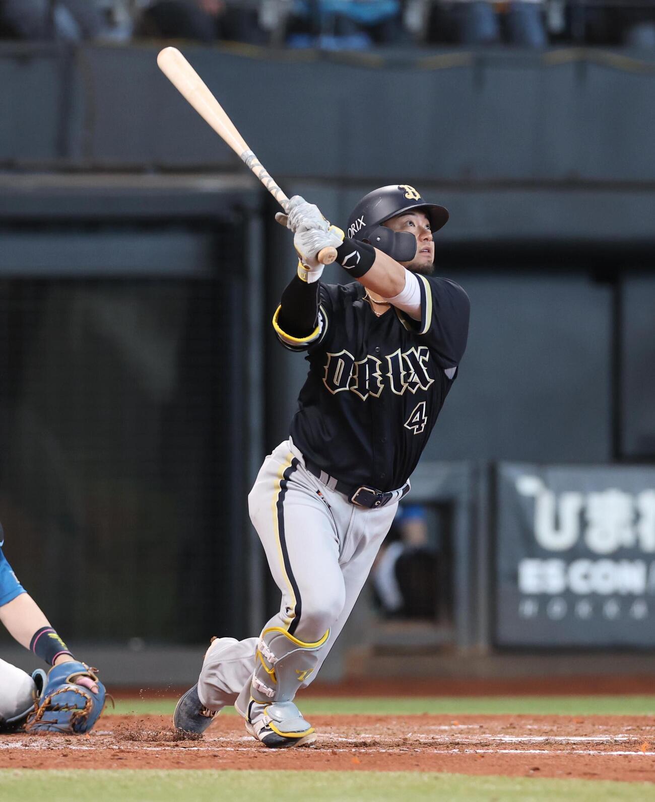 日本ハム対オリックス　5回表オリックス2死一塁、2点本塁打を放つ森友哉（撮影・黒川智章）