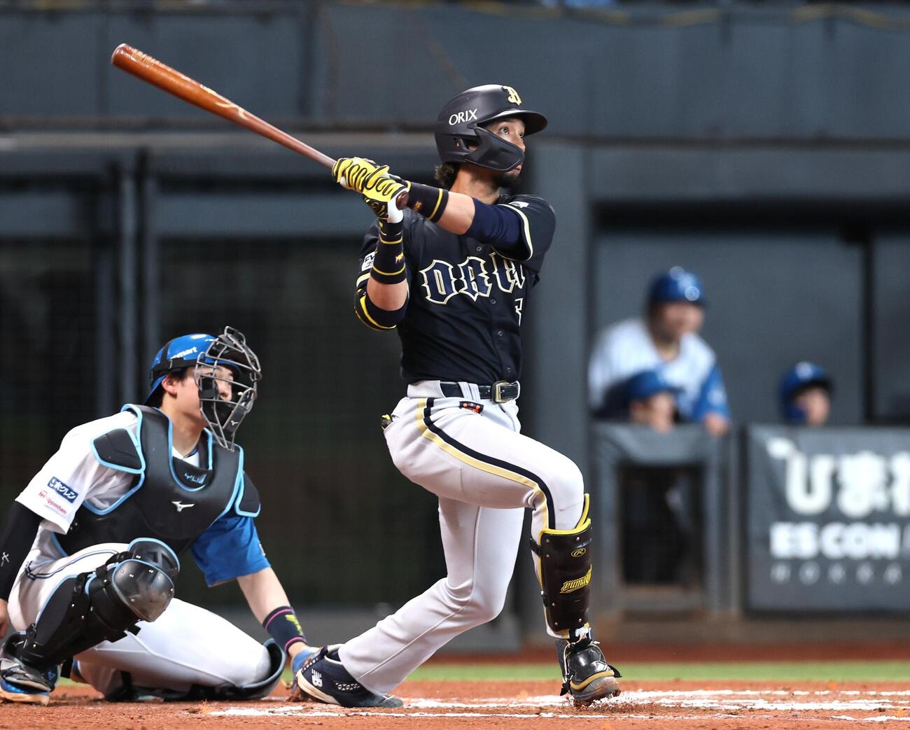 日本ハム対オリックス　6回表オリックス1死一、二塁、3点本塁打を放つ宗佑磨（撮影・黒川智章）
