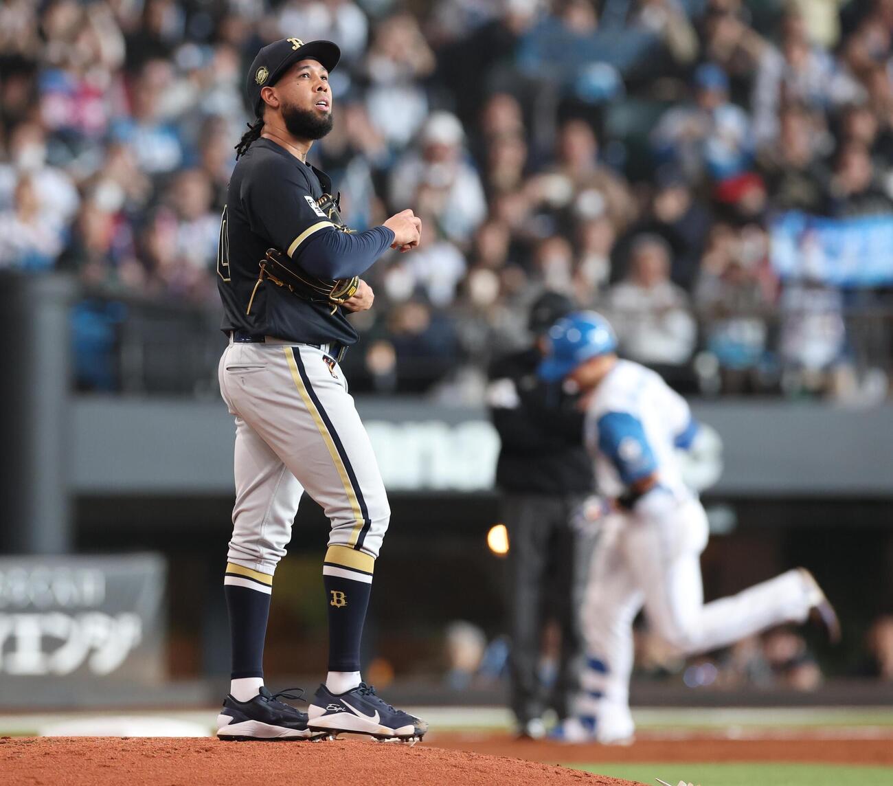 日本ハム対オリックス　1回裏日本ハム2死二塁、清宮幸太郎に2点本塁打を浴びるエスピノーザ（撮影・黒川智章）