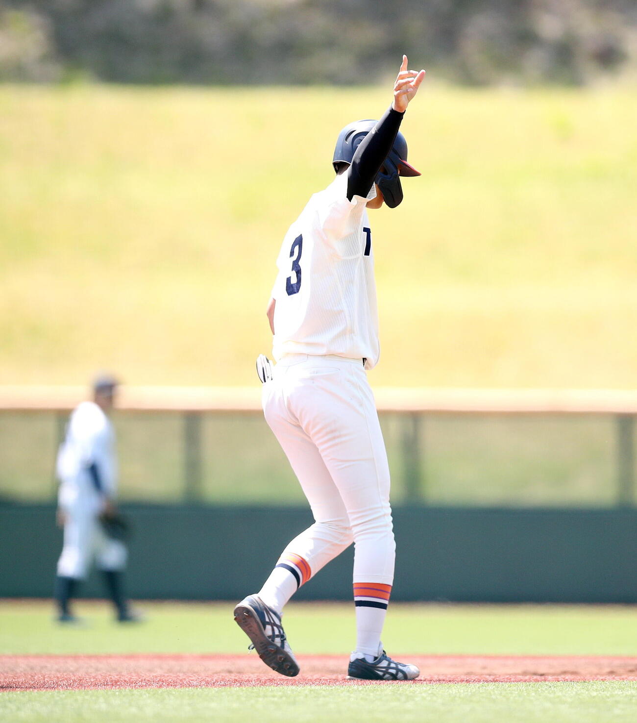 仙台6大学野球春季リーグ　東北福祉大対仙台大　5回表東北福祉大2死一、三塁、勝ち越し中前打を放ち、右手を突き上げる東北福祉大・辻村