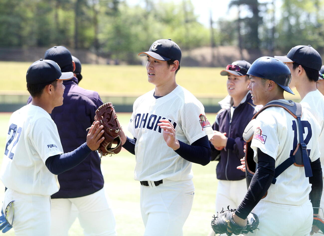 仙台6大学野球春季リーグ　東北福祉大対仙台大　5回を3者凡退に抑え、チームメートに迎えられる東北福祉大・猪俣（中央）