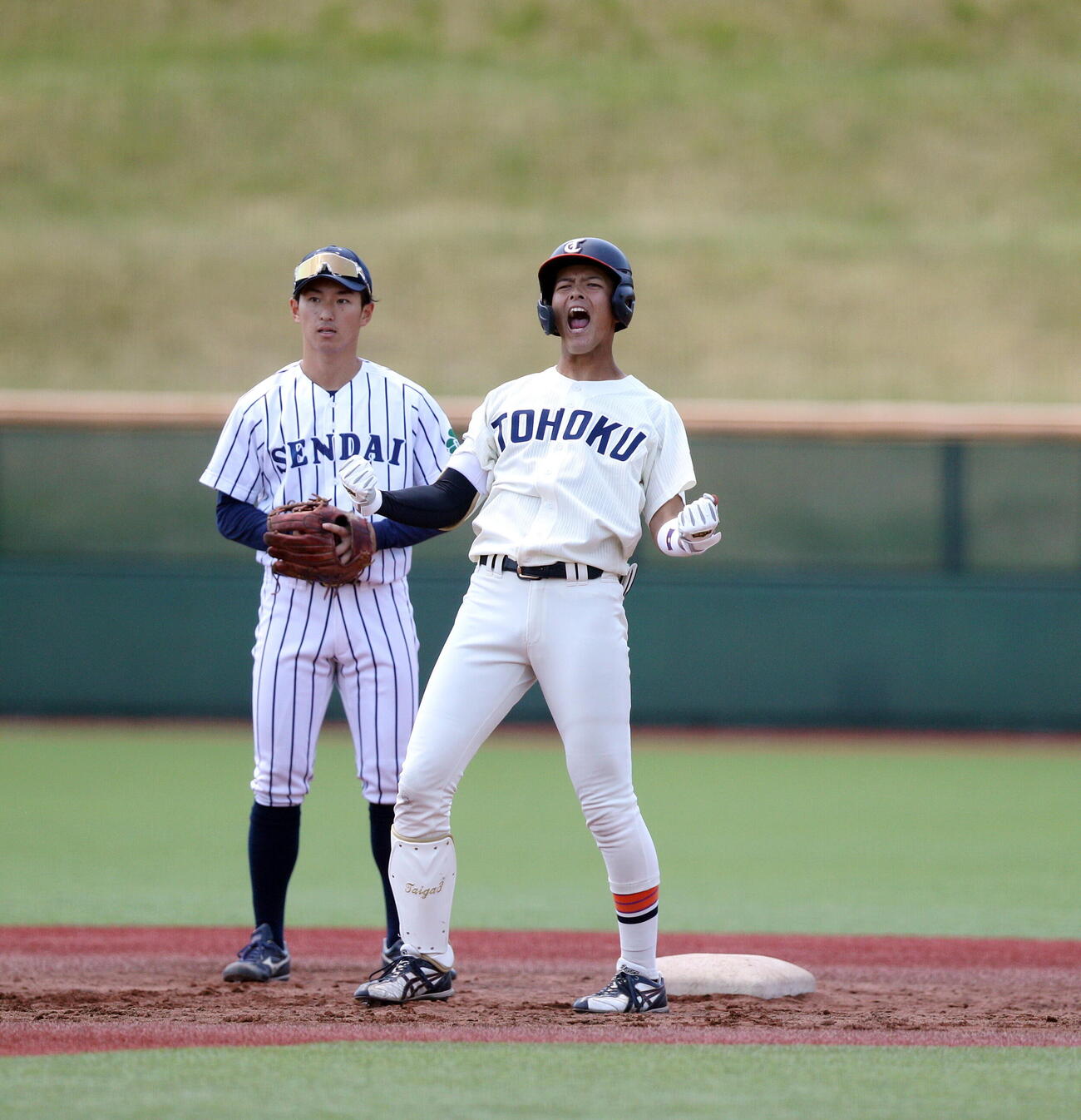 仙台6大学野球春季リーグ　東北福祉大対仙台大　5回表東北福祉大2死一、三塁、勝ち越し中前打を放ち、塁上で雄たけびをあげる東北福祉大・辻村