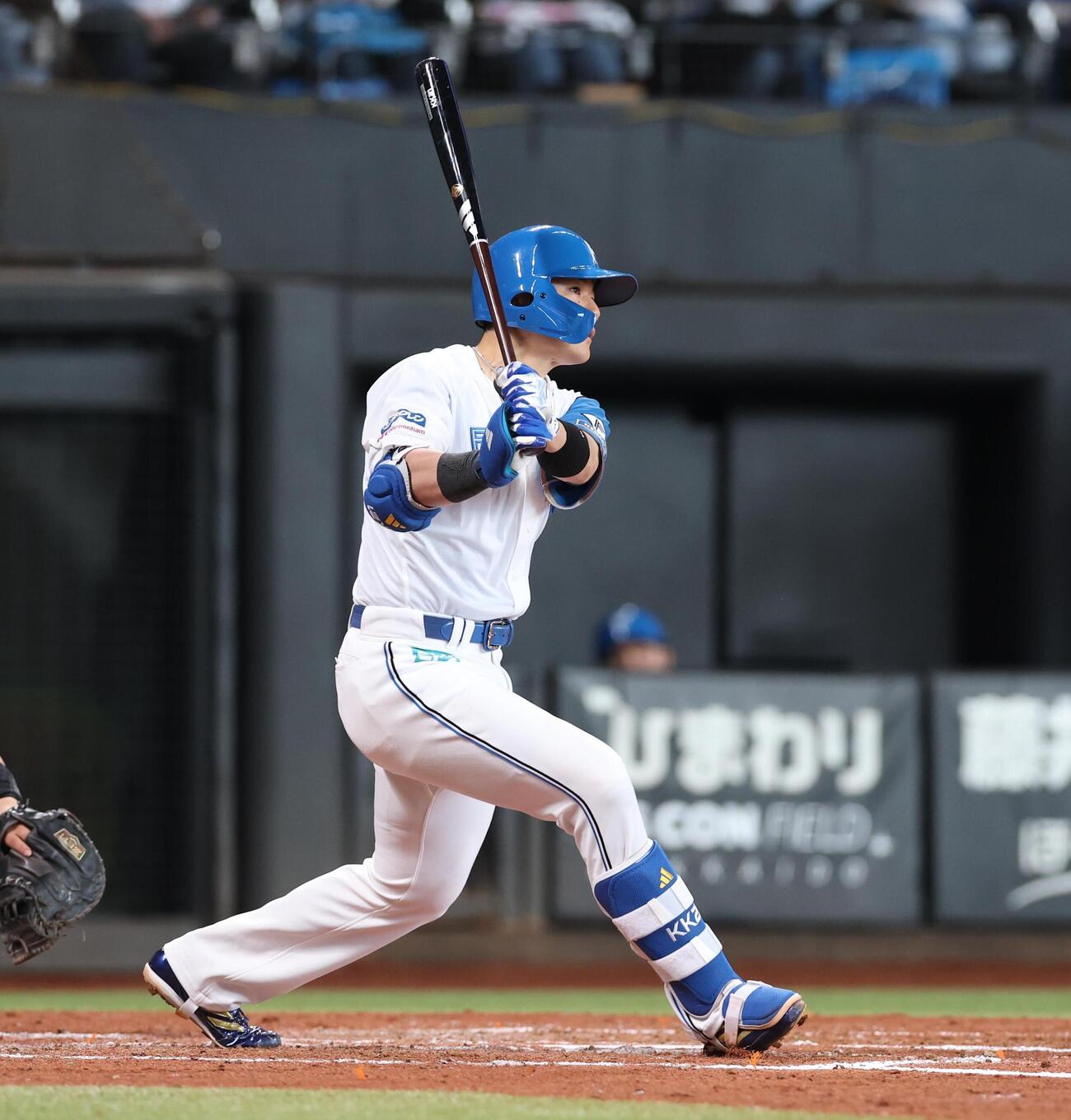 日本ハム対オリックス　3回裏日本ハム1死一塁、二塁打放つ清宮幸太郎（撮影・黒川智章）
