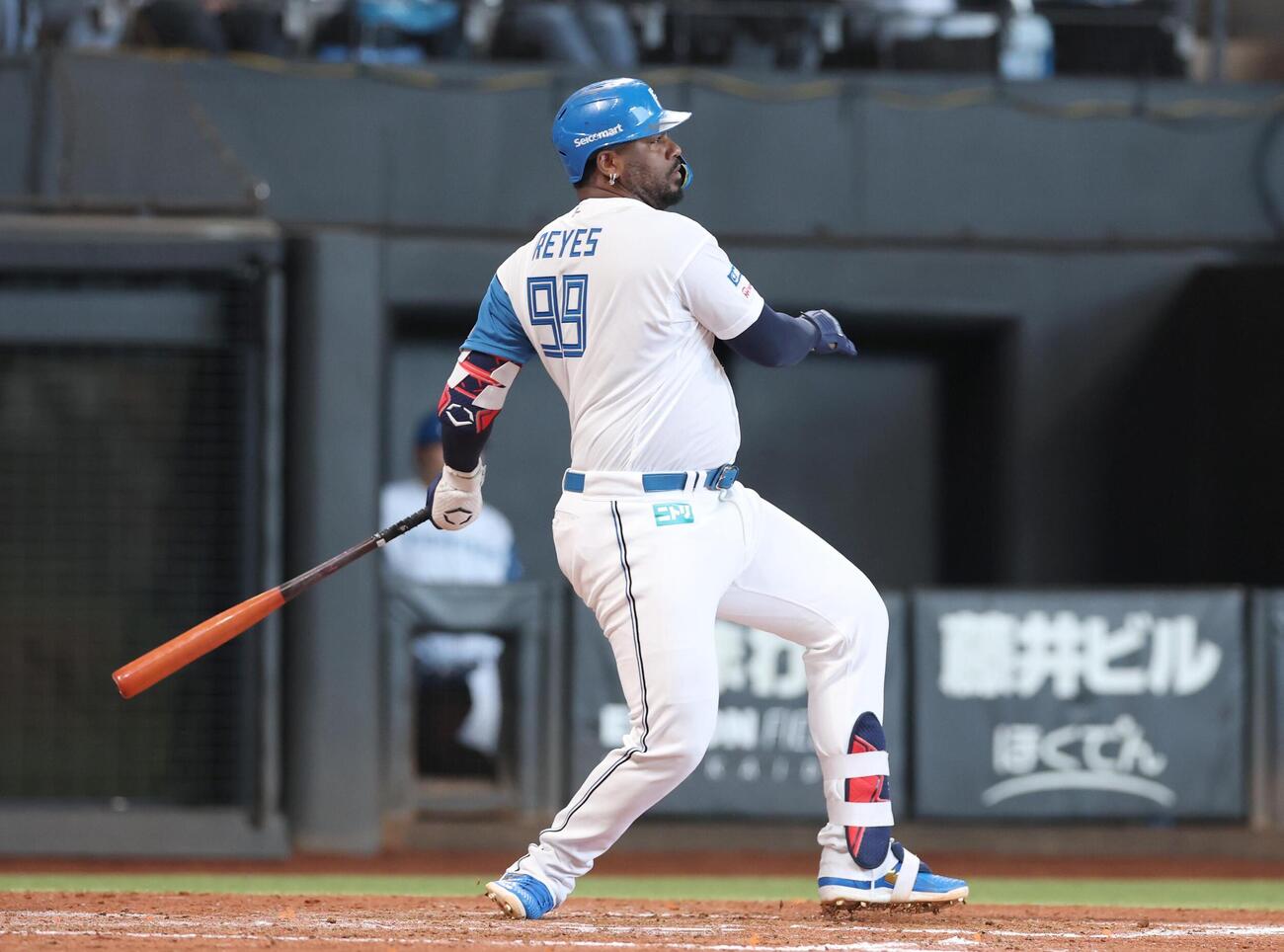 日本ハム対オリックス　4回裏日本ハム2死一、二塁、適時打を放つレイエス（撮影・黒川智章）