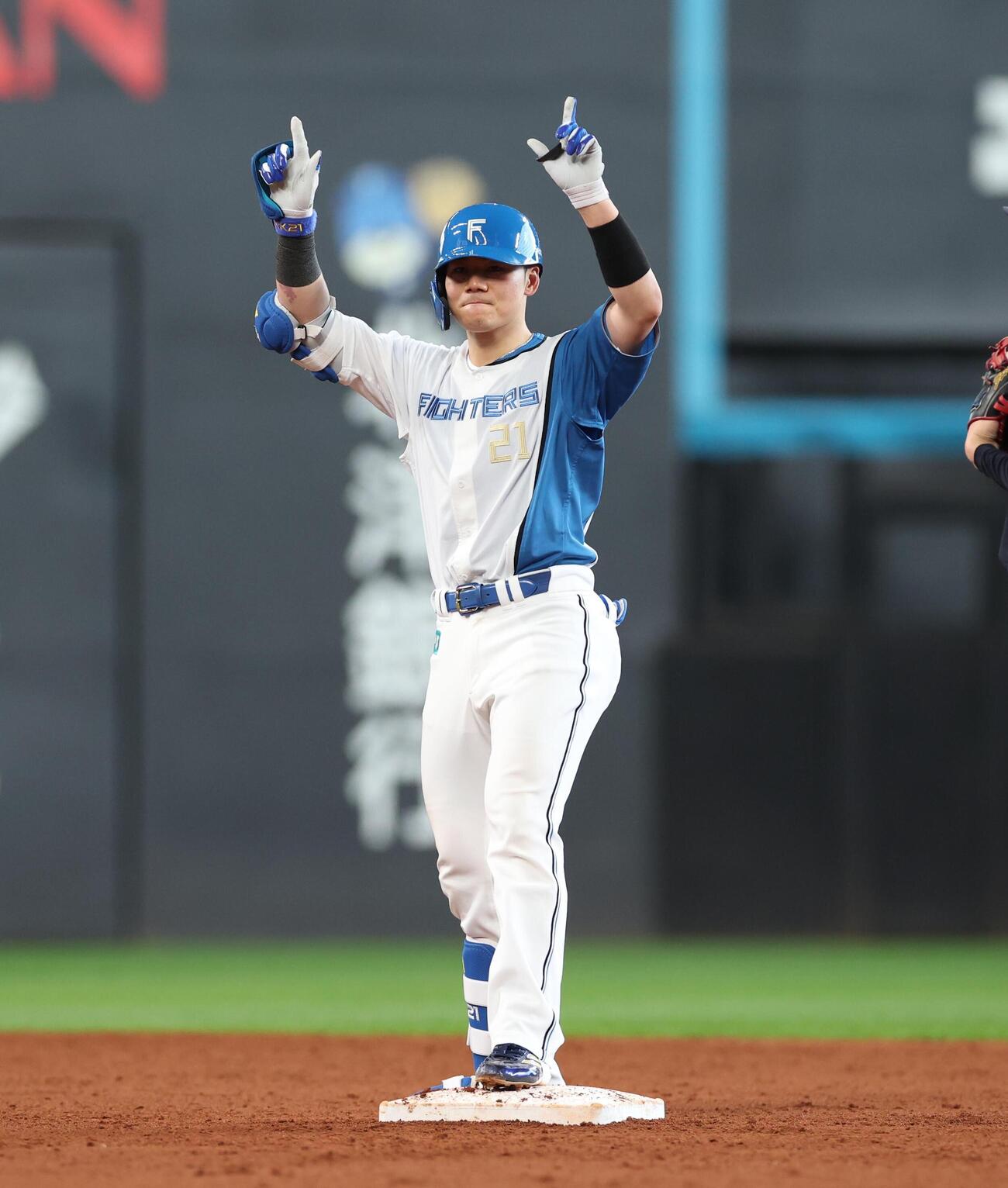 日本ハム対オリックス　7回裏日本ハム1死、二塁打を放ちポーズをとる清宮幸太郎（撮影・黒川智章）