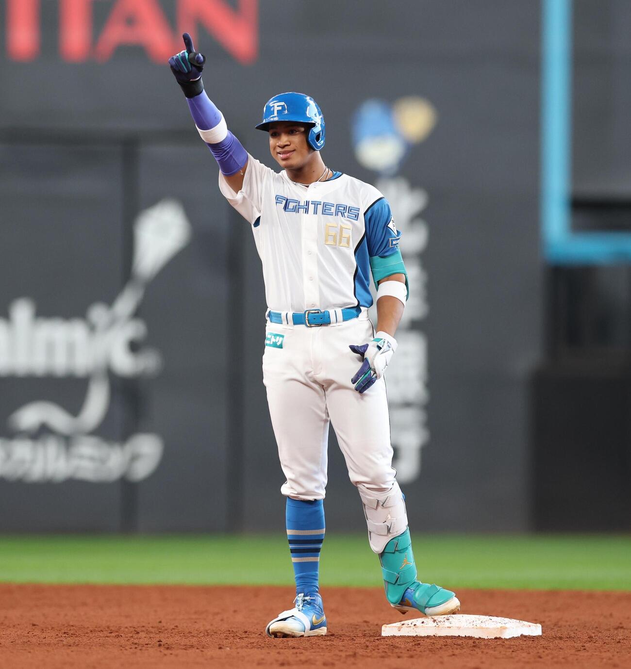 日本ハム対オリックス　7回裏日本ハム1死二塁、適時打を放ちポーズをとる万波中正（撮影・黒川智章）