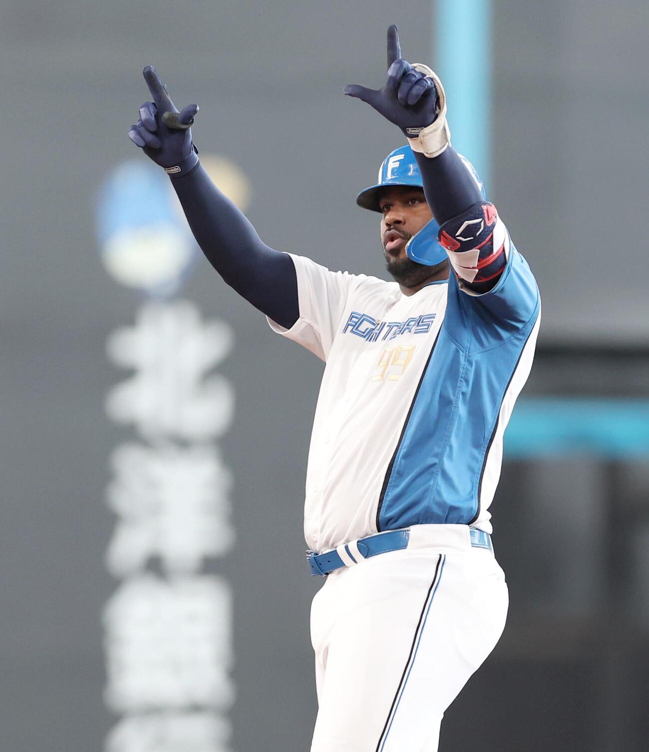 日本ハム対オリックス　1回裏日本ハム2死一、二塁、2点適時二塁打を放ちポーズをとるレイエス（撮影・黒川智章）