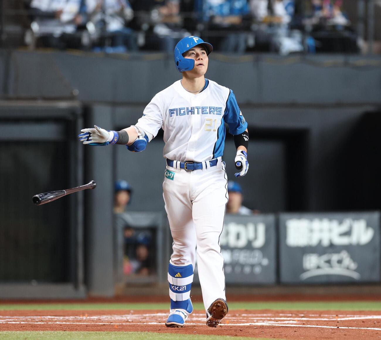 日本ハム対オリックス　1回裏日本ハム2死二塁、2点本塁打を放つ清宮幸太郎（撮影・黒川智章）