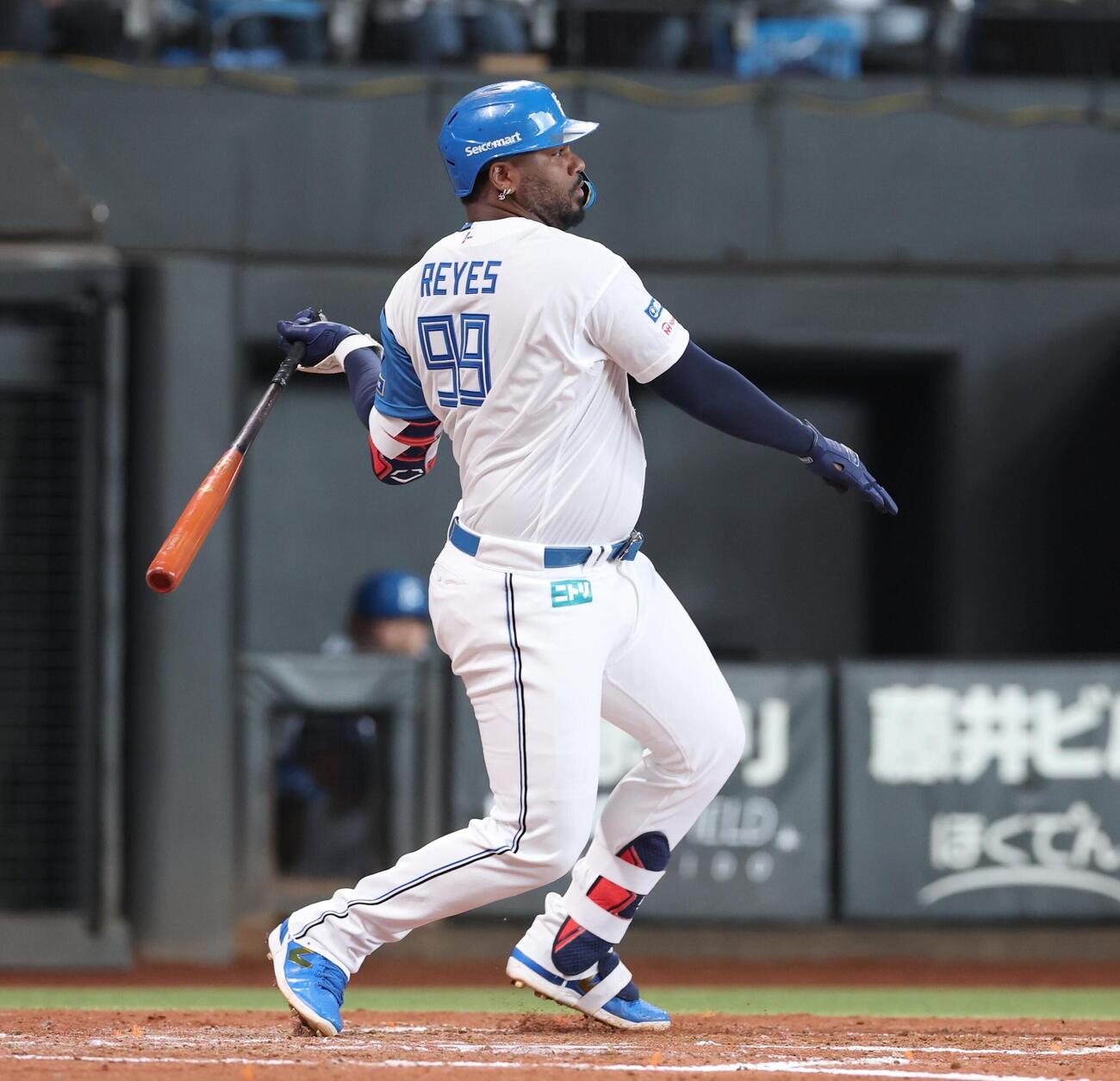 日本ハム対オリックス　3回裏日本ハム1死、安打を放つレイエス（撮影・黒川智章）