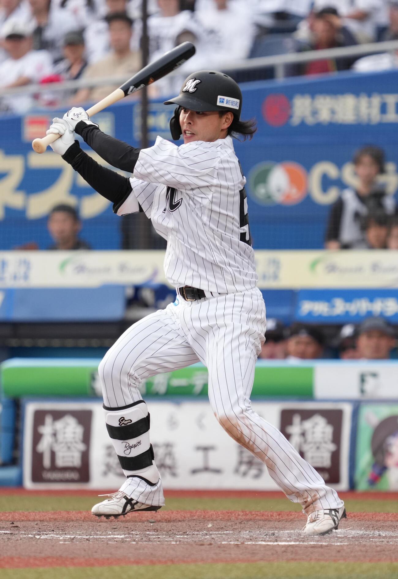 ロッテ対西武　9回裏ロッテ2死、小川龍成は遊撃内野安打を放つ（撮影・小沢裕）