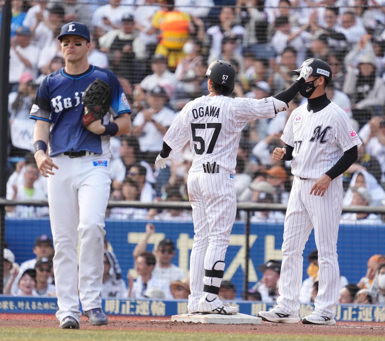 ロッテ対西武　7回裏ロッテ2死一、二塁、小川龍成（中央）は右適時打を放ちスタンドの声援に応える（撮影・小沢裕）