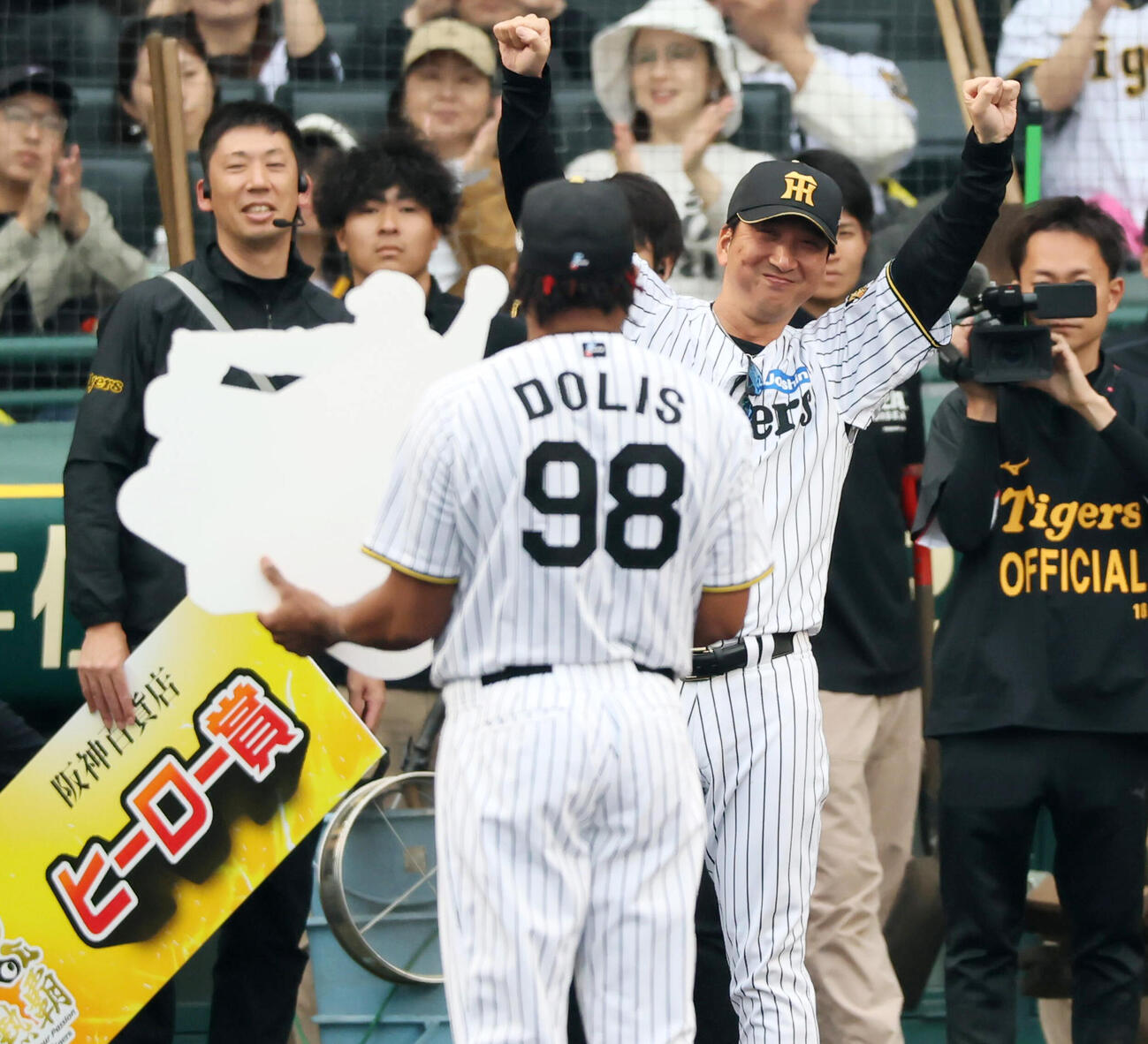 阪神対巨人　阪神藤川球児監督は通算100セーブを達成したラファエル・ドリスに向け笑顔を見せる（撮影・加藤哉）