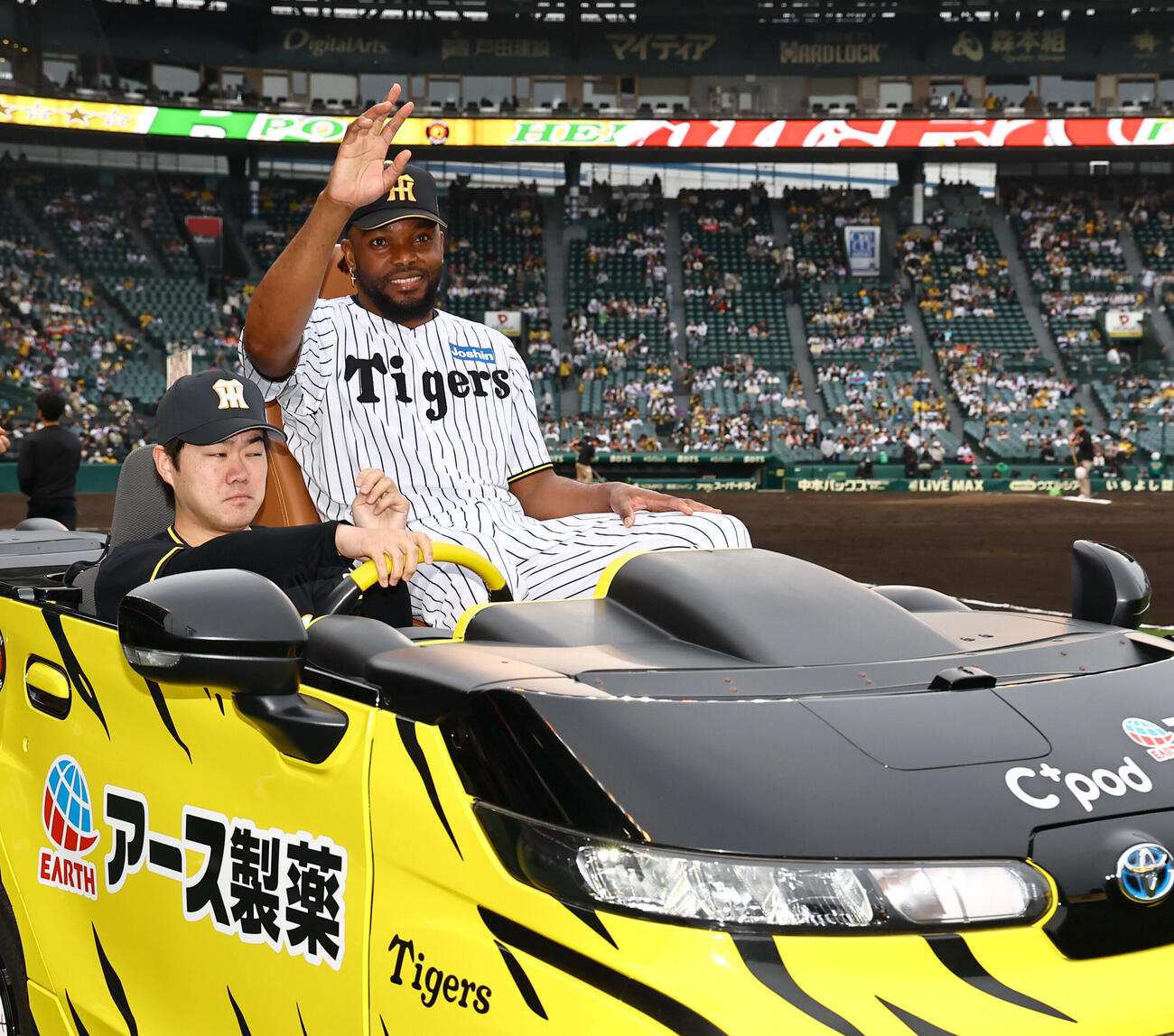 阪神対巨人　ファンの歓声に応えるラファエル・ドリス（撮影・上田博志）