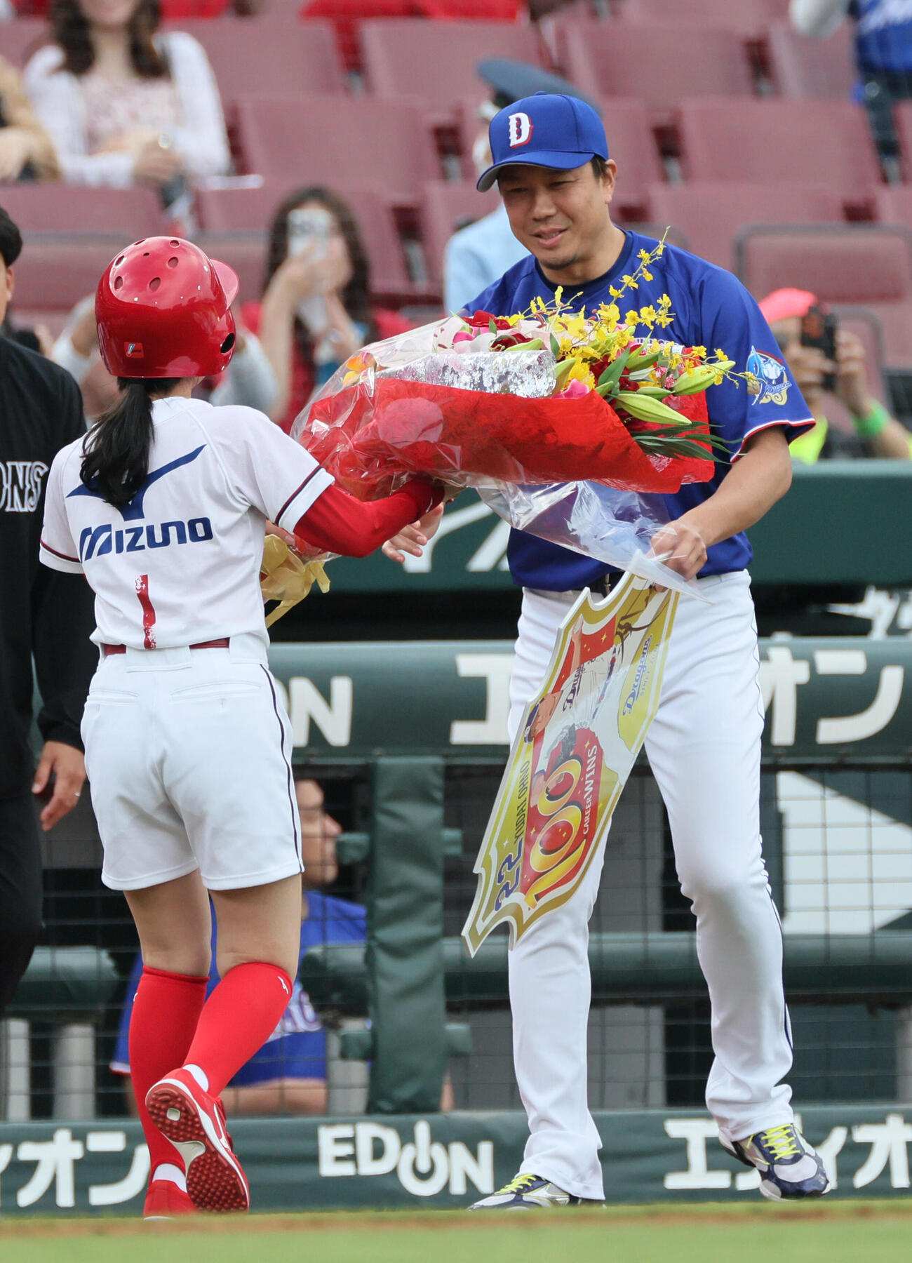 広島対中日　花束を受け取る通算100勝の大野雄大（撮影・加藤孝規）