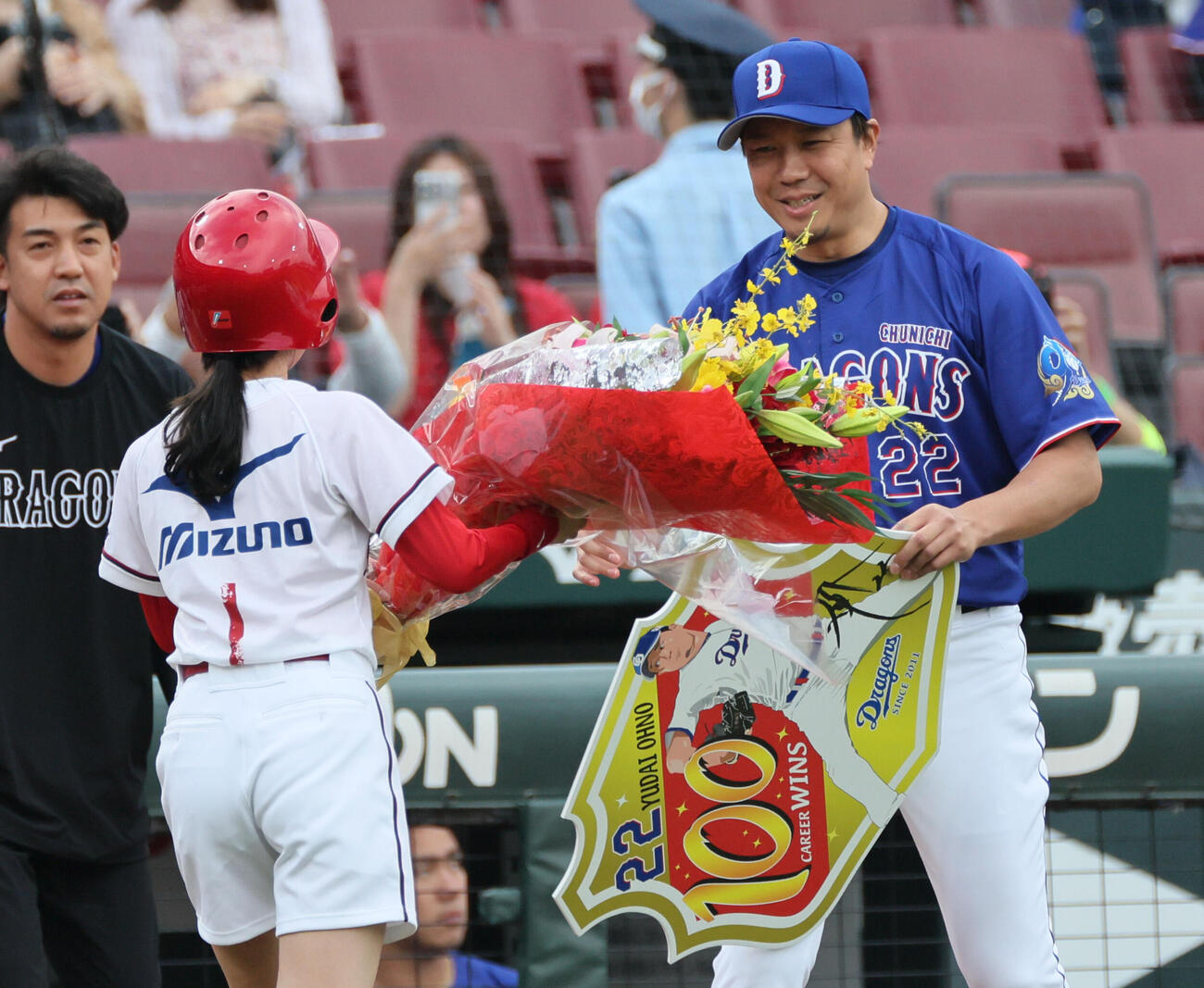 広島対中日　花束を受け取る通算100勝の大野雄大（撮影・加藤孝規）