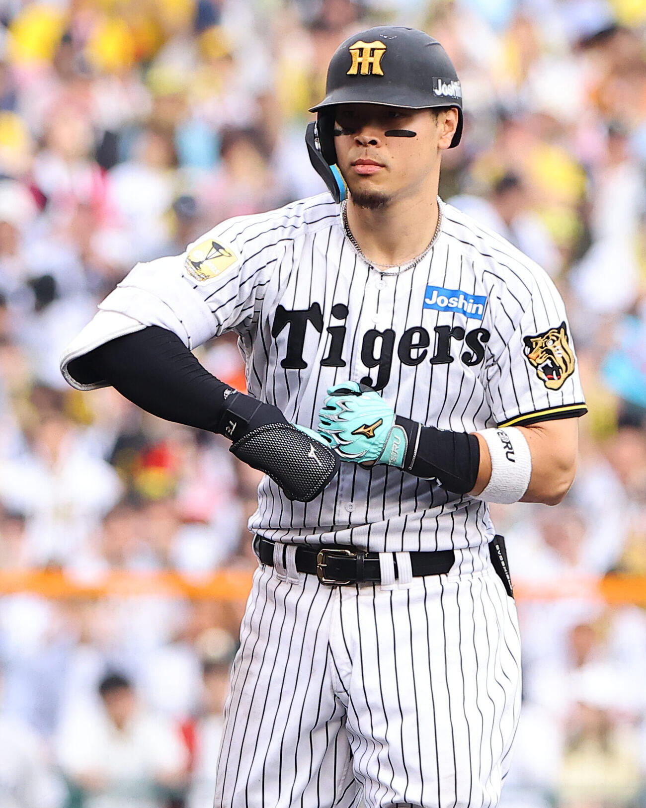 阪神対巨人　7回裏阪神無死、佐藤輝明は二塁打を放つ（撮影・上田博志）