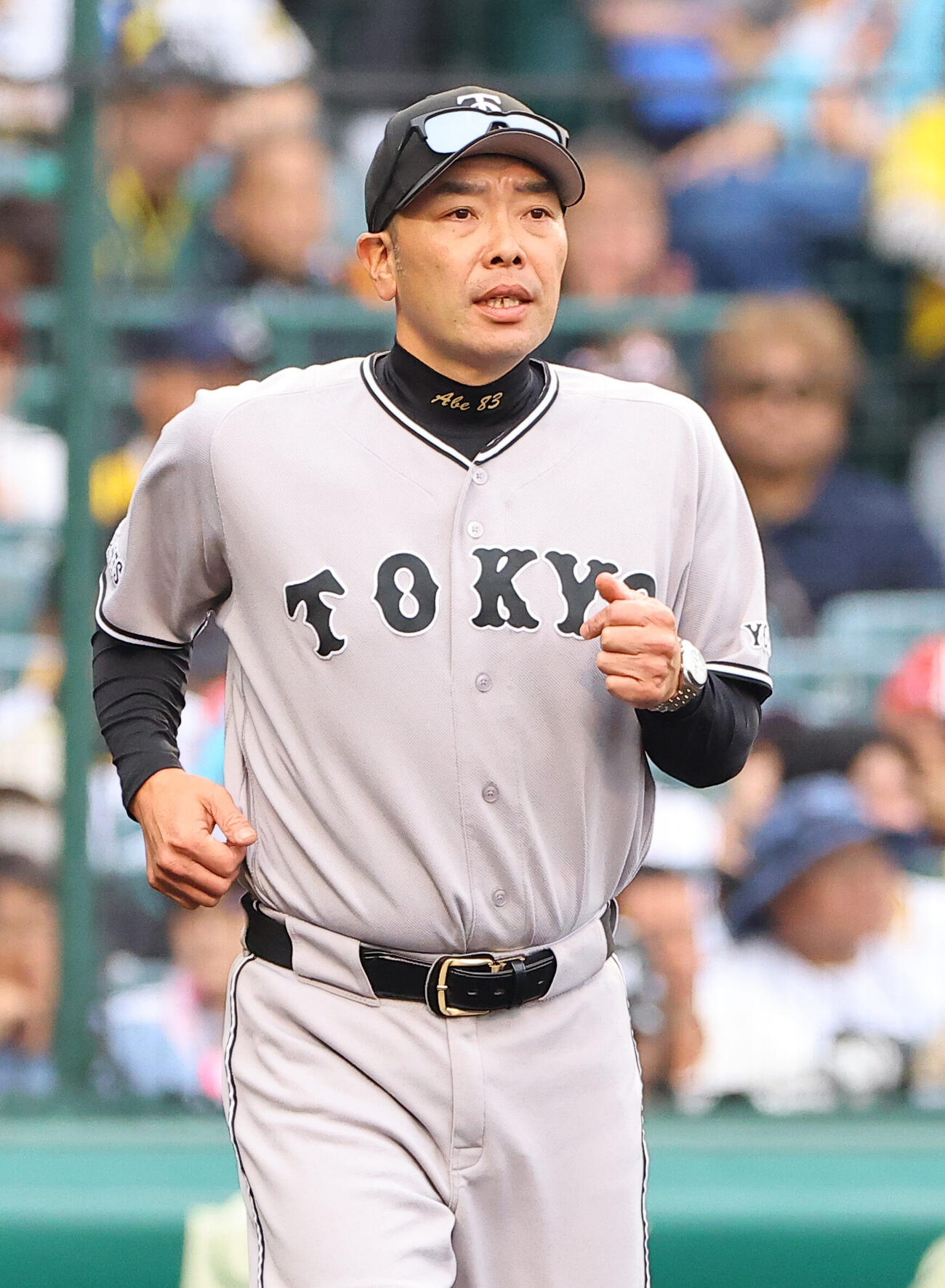 阪神対巨人　選手交代を告げる阿部慎之助監督（撮影・上田博志）