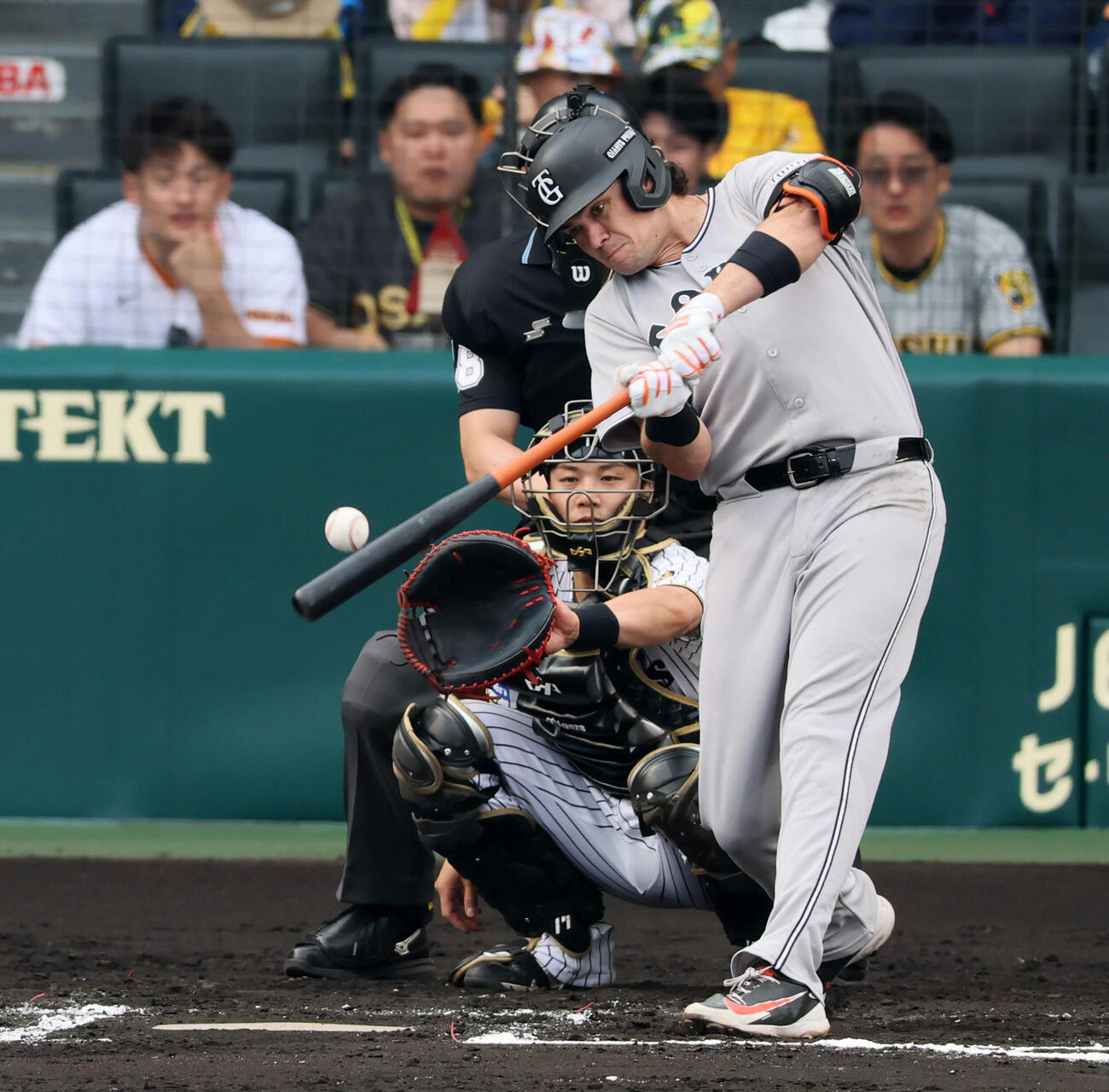 阪神対巨人　7回表巨人1死、ボビー・ダルベックは中前打を放つ（撮影・加藤哉）