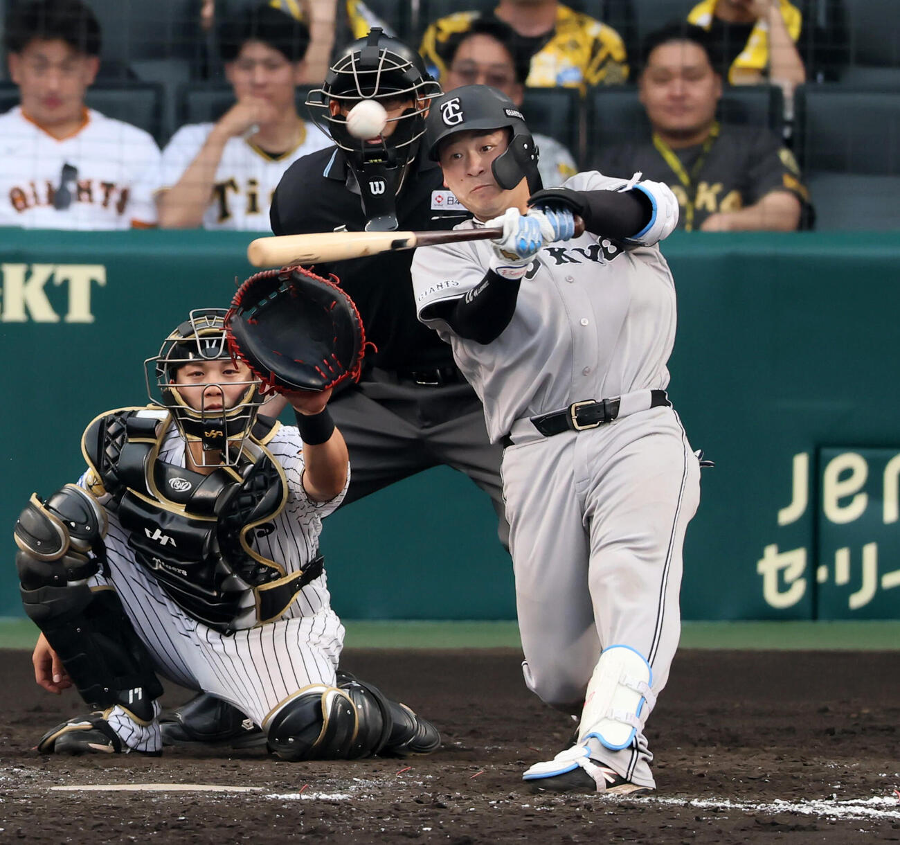 阪神対巨人　9回表巨人無死、岸田行倫は左越えソロ本塁打を放つ（撮影・加藤哉）