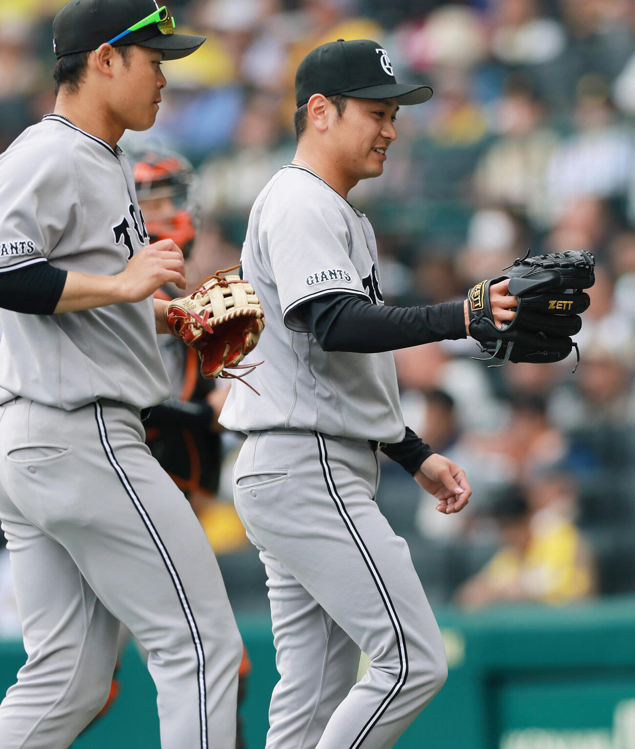 阪神対巨人　6回を投げ終えベンチへ引き揚げる石川達也（右）（撮影・上山淳一）