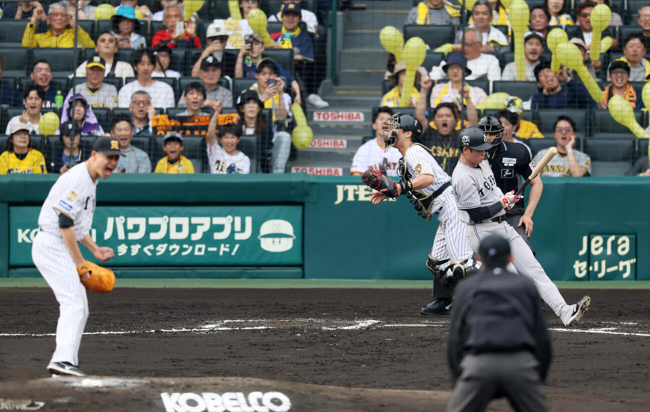 阪神対巨人　7回表巨人2死一、三塁、代打坂本勇人は三振に倒れる。投手大竹耕太郎（撮影・加藤哉）