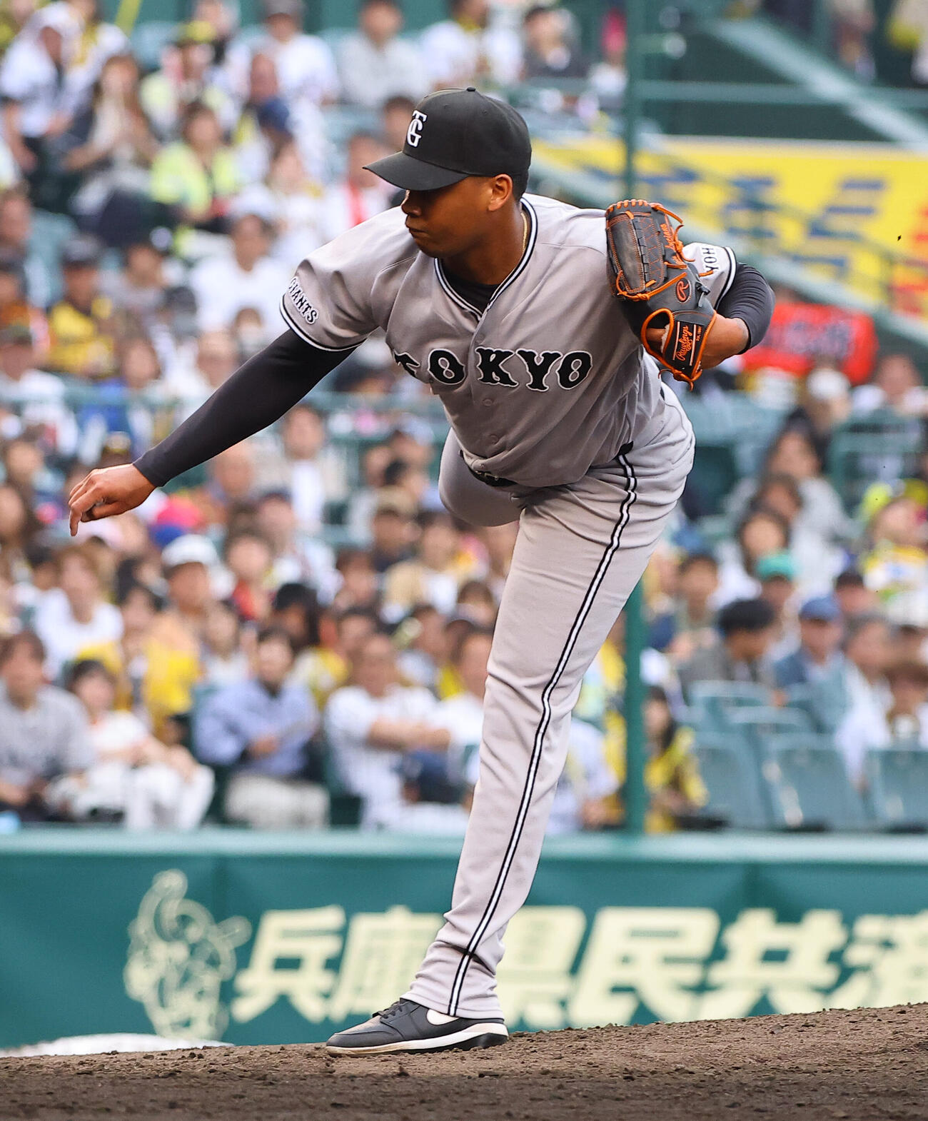 阪神対巨人　巨人3番手のルシアーノ（撮影・上田博志）