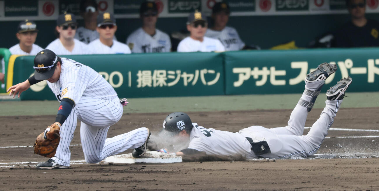 阪神対巨人　4回表巨人1死、中山礼都は遊ゴロを打って一塁にヘッドスライディングする。一塁手大山悠輔　（撮影・加藤哉）