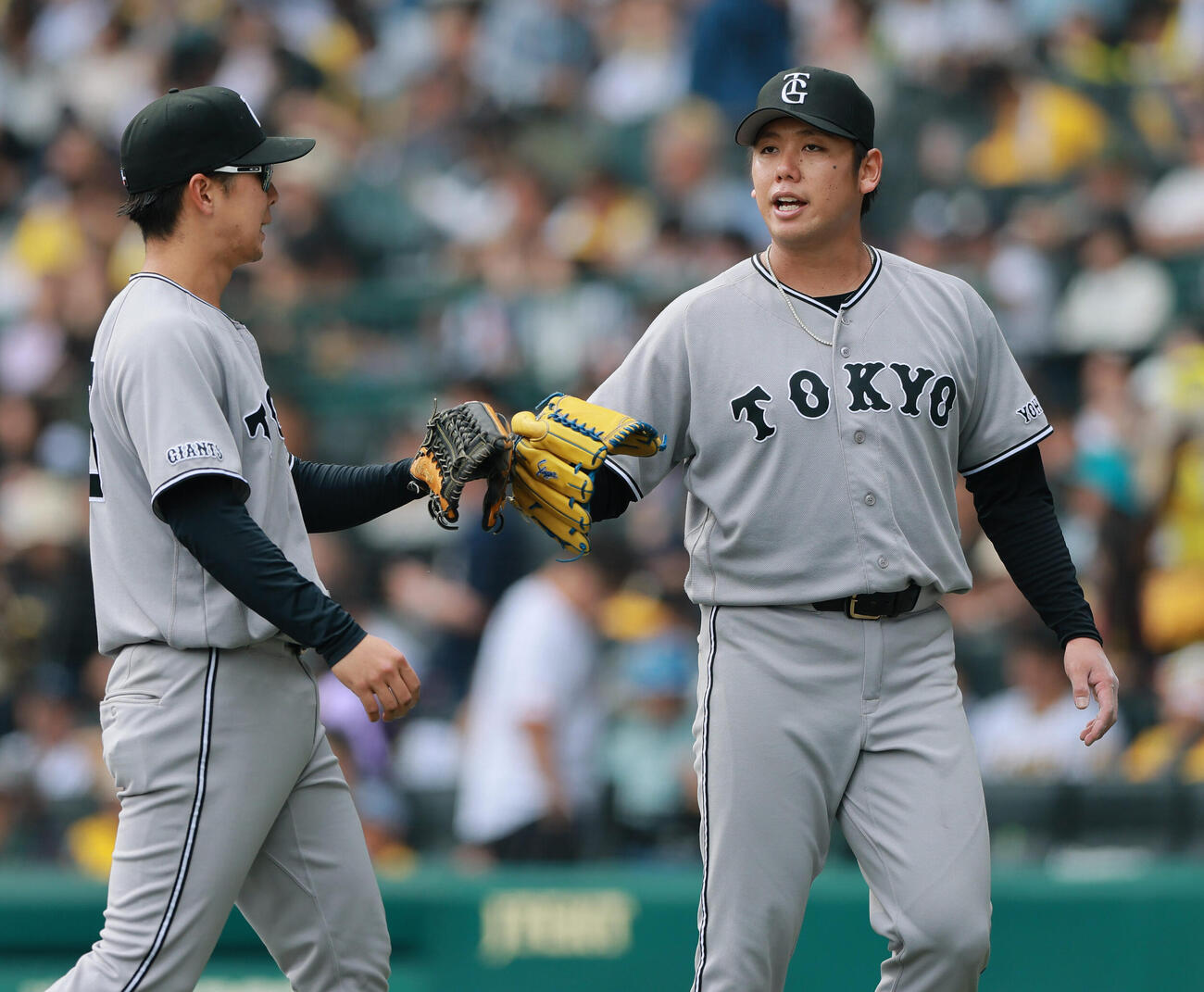 阪神対巨人　5回を投げ終えベンチへ引き揚げる巨人先発の又木鉄平（右）（撮影・上山淳一）
