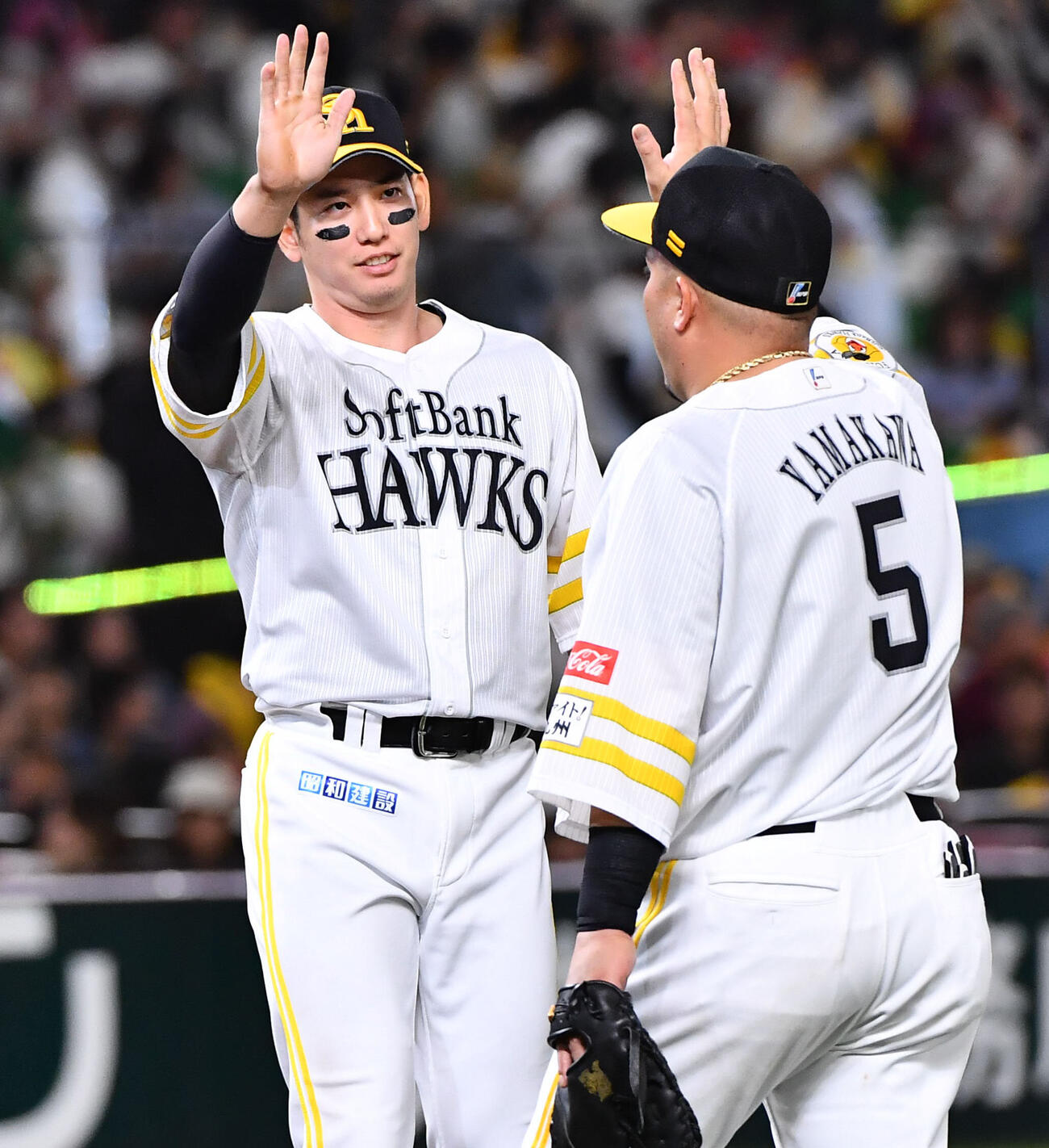 ソフトバンク対楽天　楽天に連勝し、山川穂高（右）らナインとタッチを交わす栗原陵矢（撮影・岩下翔太）