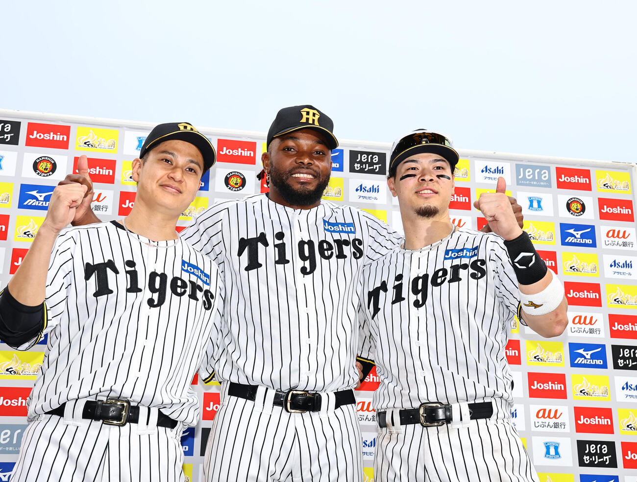 阪神対巨人　お立ち台で笑顔を見せる左から大竹耕太郎、ラファエル・ドリス、佐藤輝明（撮影・上田博志）
