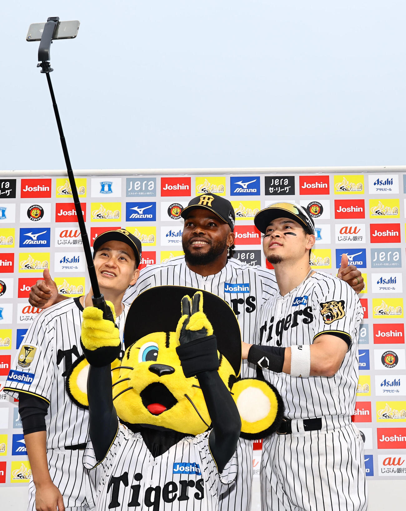 阪神対巨人　トラッキーと記念撮影をする左から大竹耕太郎、ラファエル・ドリス、佐藤輝明（撮影・上田博志）