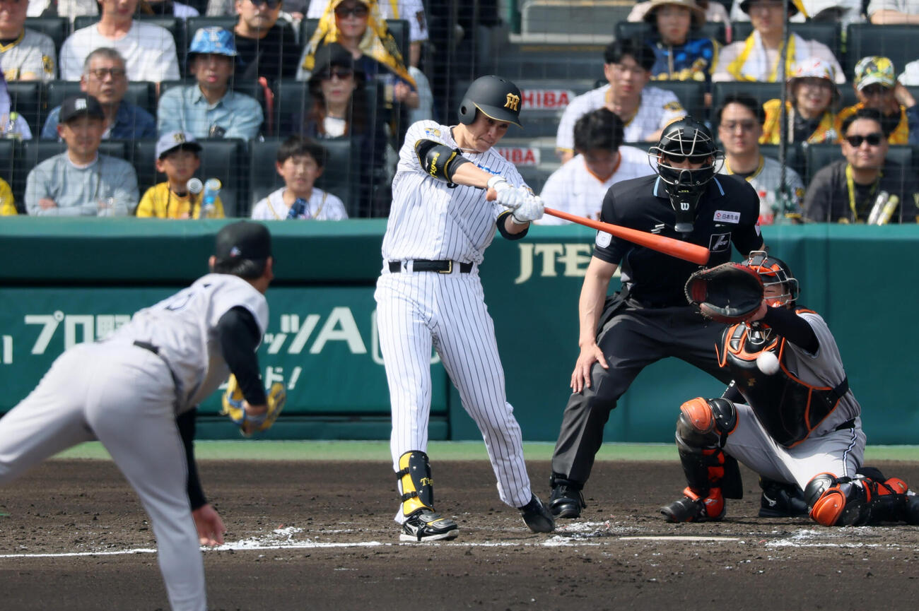 阪神対巨人　2回裏阪神1死一、二塁、大竹耕太郎は内野安打を放つ。投手又木鉄平　（撮影・加藤哉）