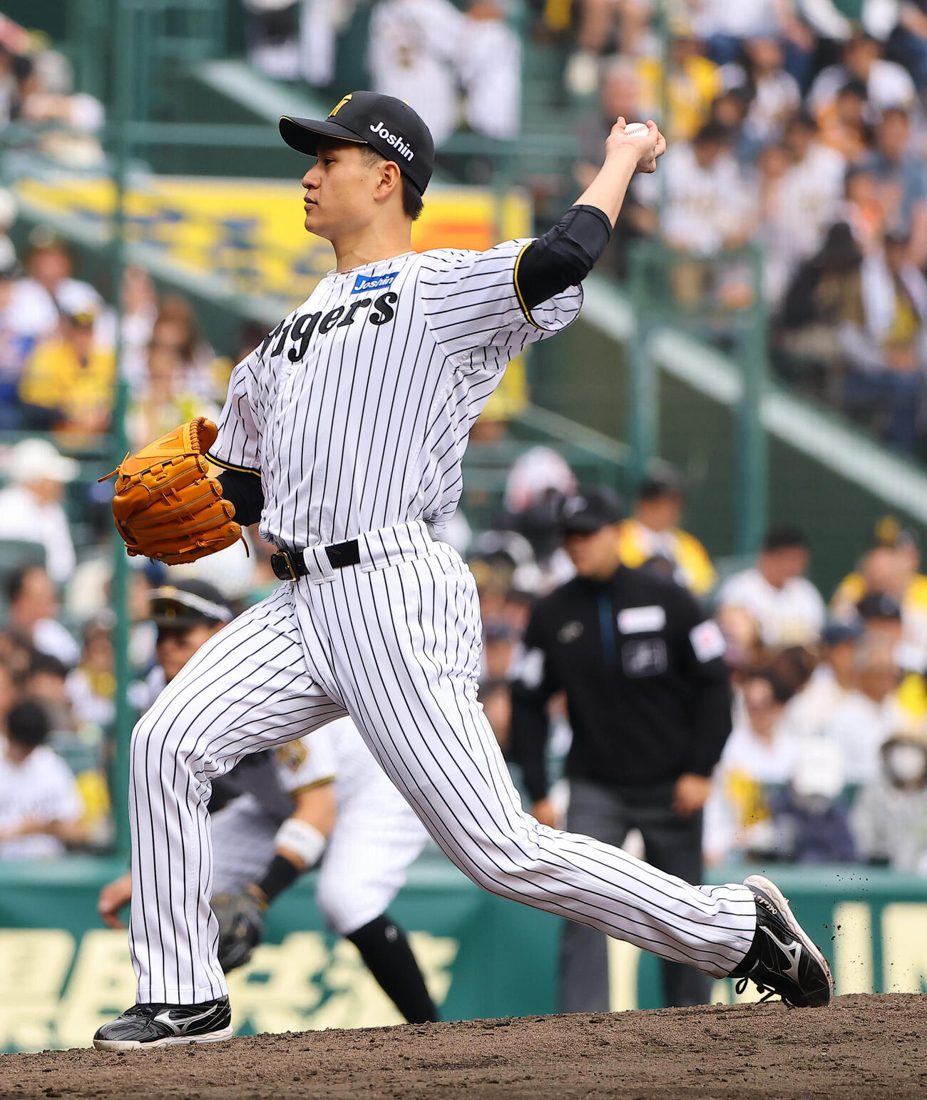 阪神対巨人　5回表巨人2死、大竹耕太郎は浦田俊輔に68キロのスローボールを投げる（撮影・上田博志）