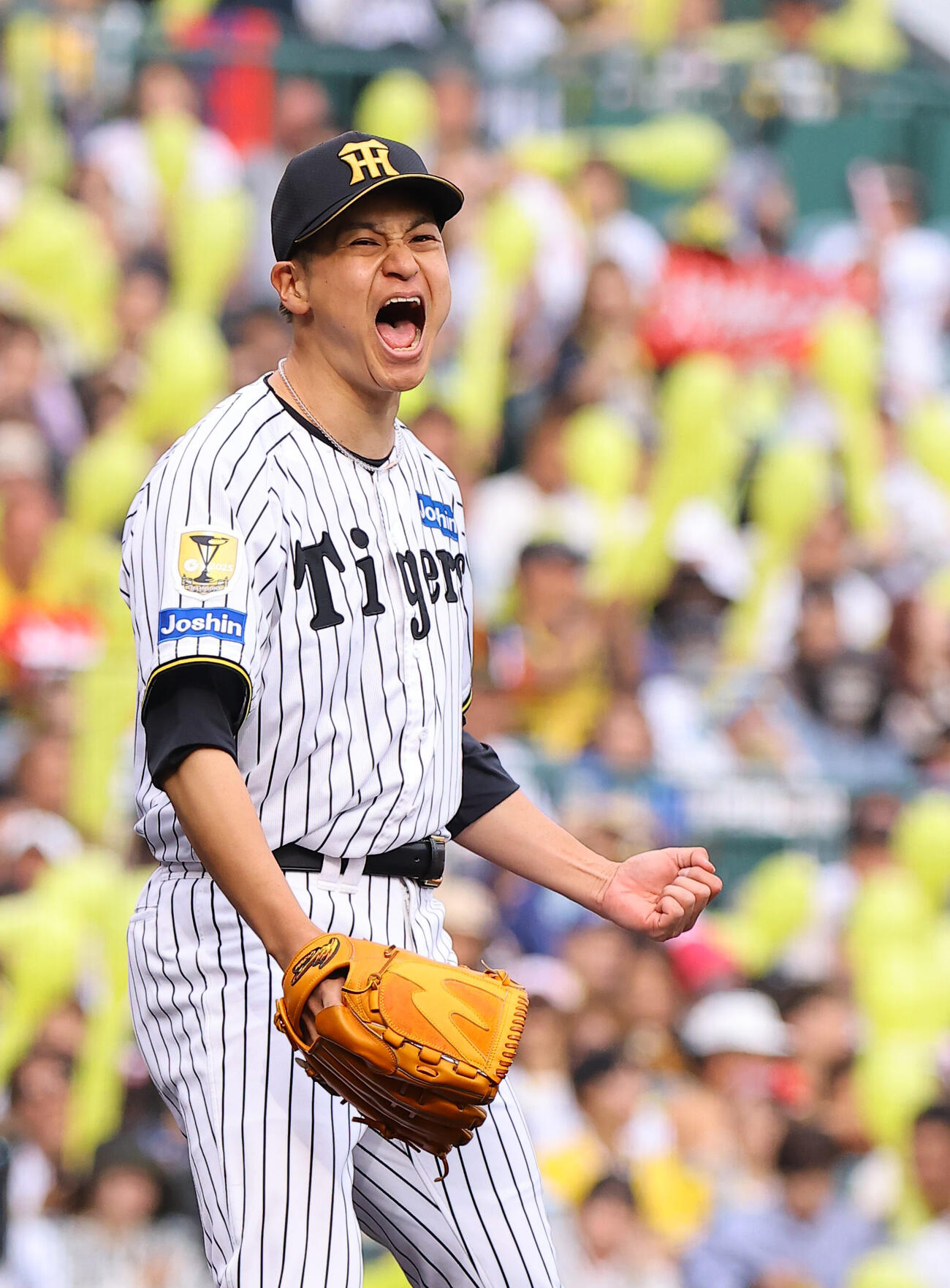 阪神対巨人　7回表巨人2死一、三塁、坂本勇人から三振を奪い雄たけびを上げる大竹耕太郎（撮影・上田博志）