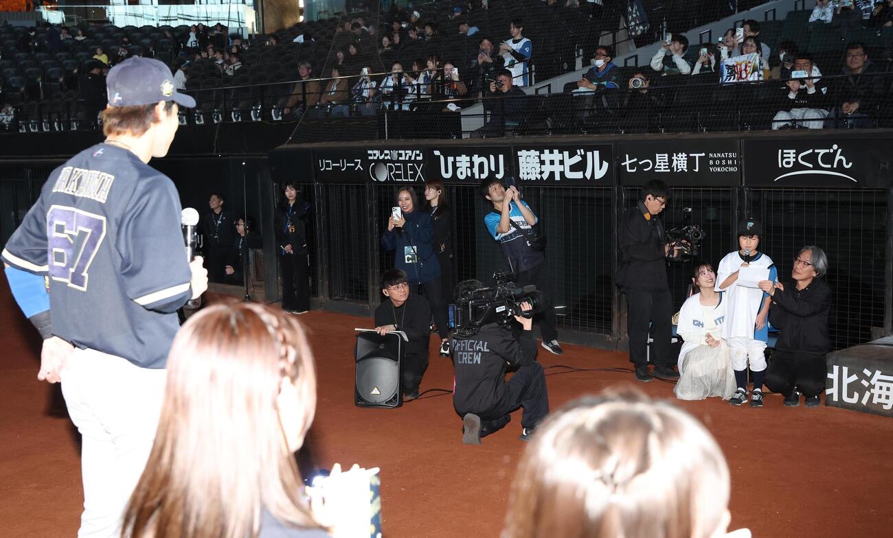 日本ハム対オリックス　ヒーローインタビューで子どもインタビューアーから質問される中川圭太（撮影・黒川智章）