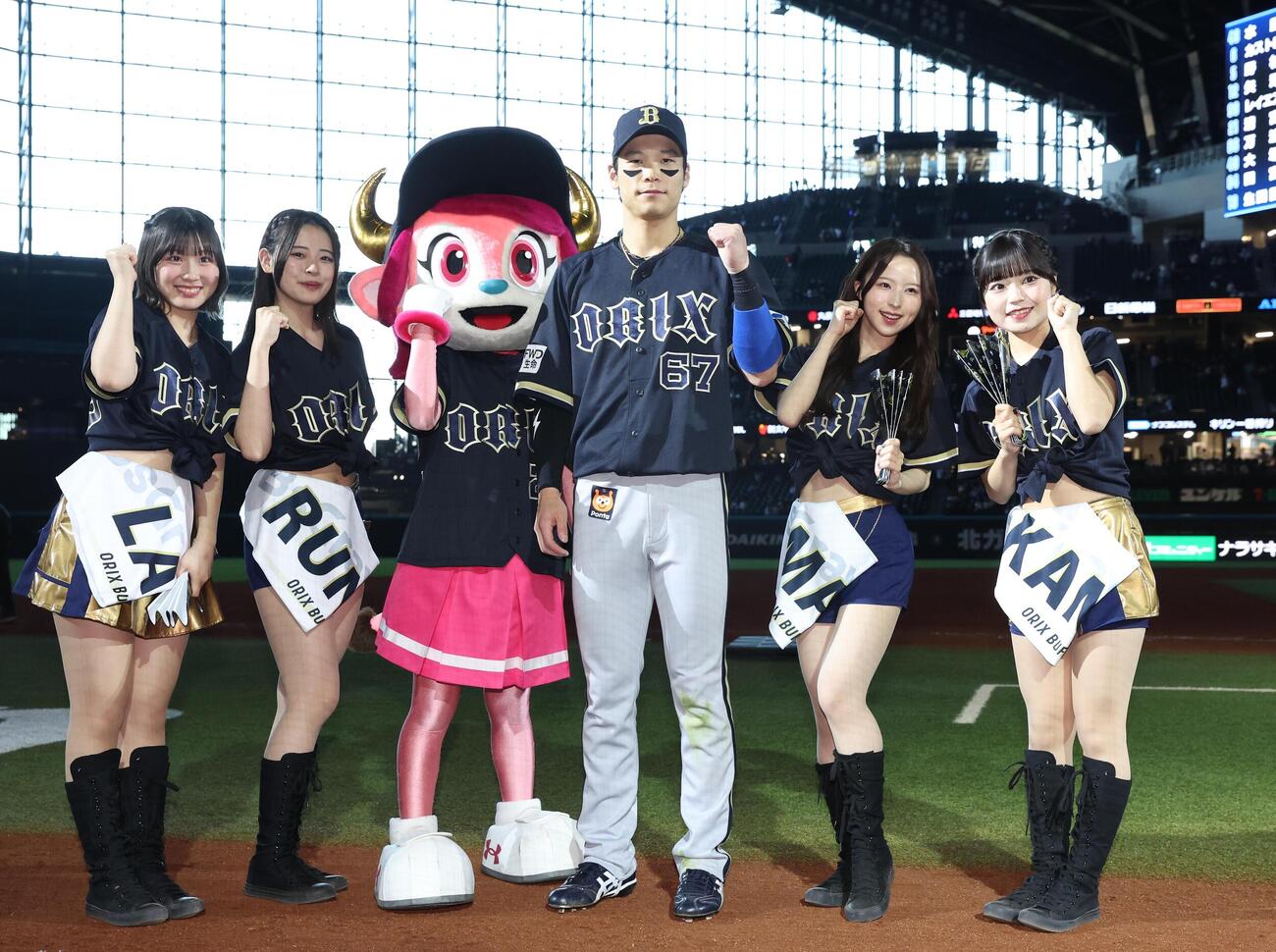 日本ハム対オリックス　試合後、ガッツポーズを決めるオリックス中川圭太（撮影・黒川智章）