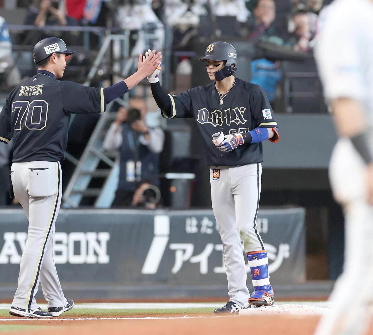 日本ハム対オリックス　8回表オリックス2死満塁、走者一掃の三塁打を放ちハイタッチする中川圭太（撮影・黒川智章）