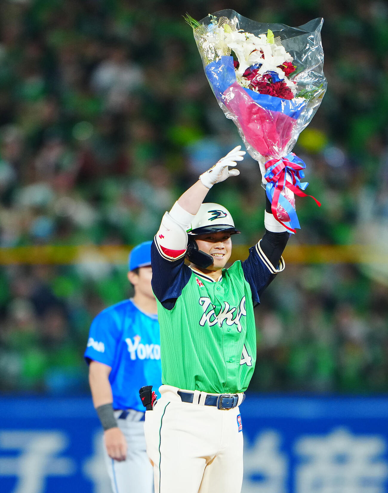 サイクル安打達成となる二塁打を放ち塁上で花束を手に喜ぶ丸山和郁（26年5月1日撮影）