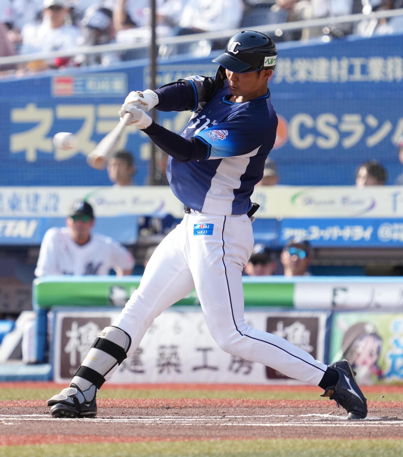 ロッテ対西武　6回表西武無死、石井一成は右越えにソロ本塁打を放つ（撮影・小沢裕）