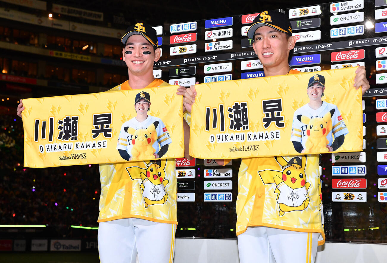 ソフトバンク対楽天　お立ち台で「ポケモンベースボールフェスタ2026」イベントの川瀬晃のタオルを掲げながら笑顔を見せる栗原陵矢（左）と大津亮介（撮影・岩下翔太）