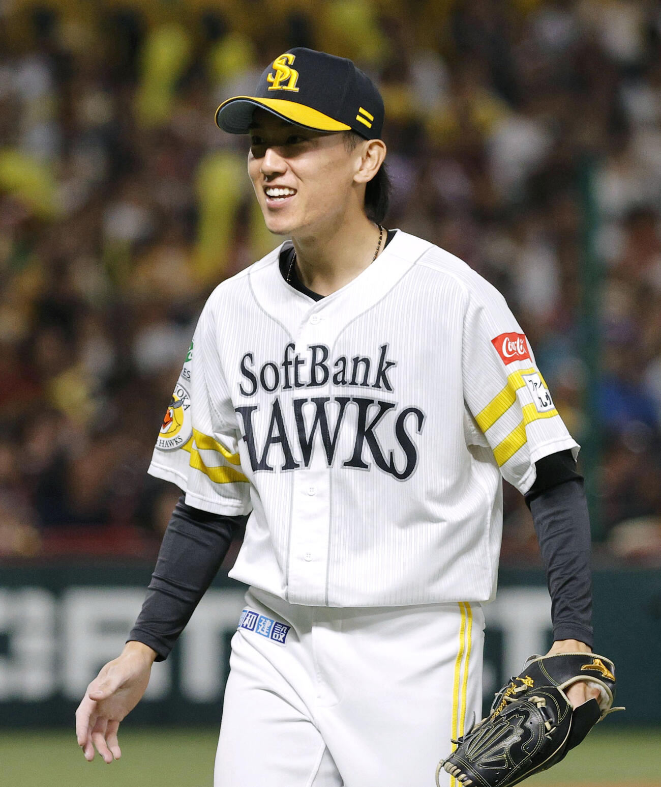 7回を投げ終え、笑顔でベンチに戻るソフトバンク・大津。7回無失点で4勝目を挙げた