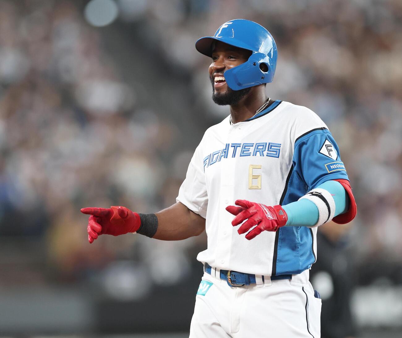 日本ハム対オリックス　2回裏日本ハム2死二塁、適時打を放ち笑顔のカストロ（撮影・黒川智章）