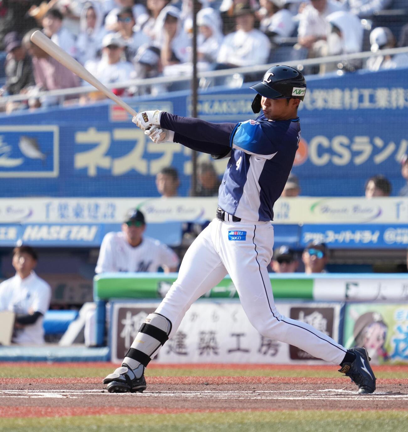 ロッテ対西武　6回表西武無死、石井一成は右越えにソロ本塁打を放つ（撮影・小沢裕）
