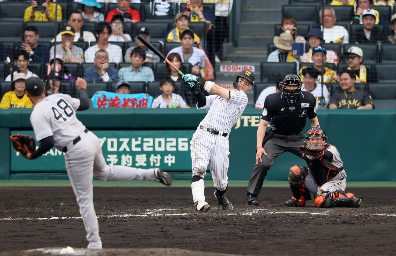 阪神対巨人　8回裏阪神無死、佐藤輝明は右越え本塁打を放つ。投手エルビス・ルシアーノ（撮影・加藤哉）