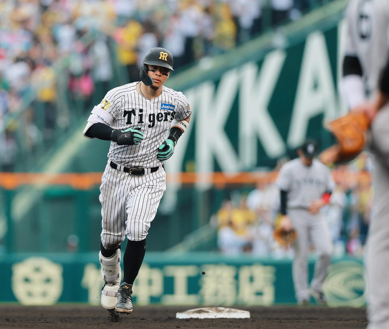 阪神対巨人　8回裏阪神無死、佐藤輝明はソロ本塁打を放ちダイヤモンドを1周する（撮影・上山淳一）