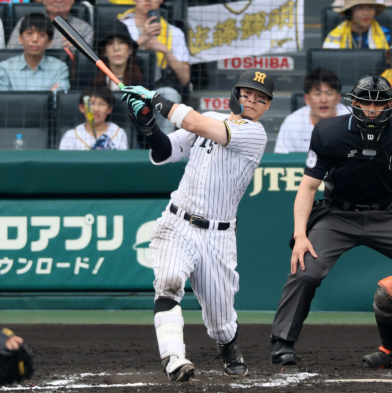 阪神対巨人　7回裏阪神無死、佐藤輝明は右越え二塁打を放つ（撮影・加藤哉）