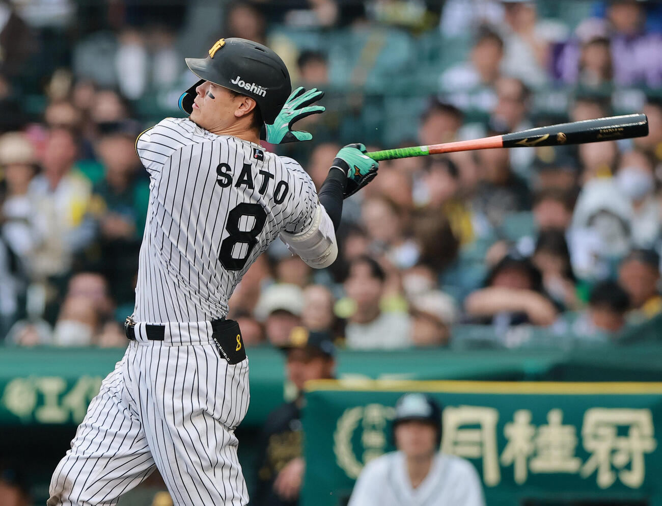 阪神対巨人　8回裏阪神無死、佐藤輝明はソロ本塁打を放つ（撮影・上山淳一）