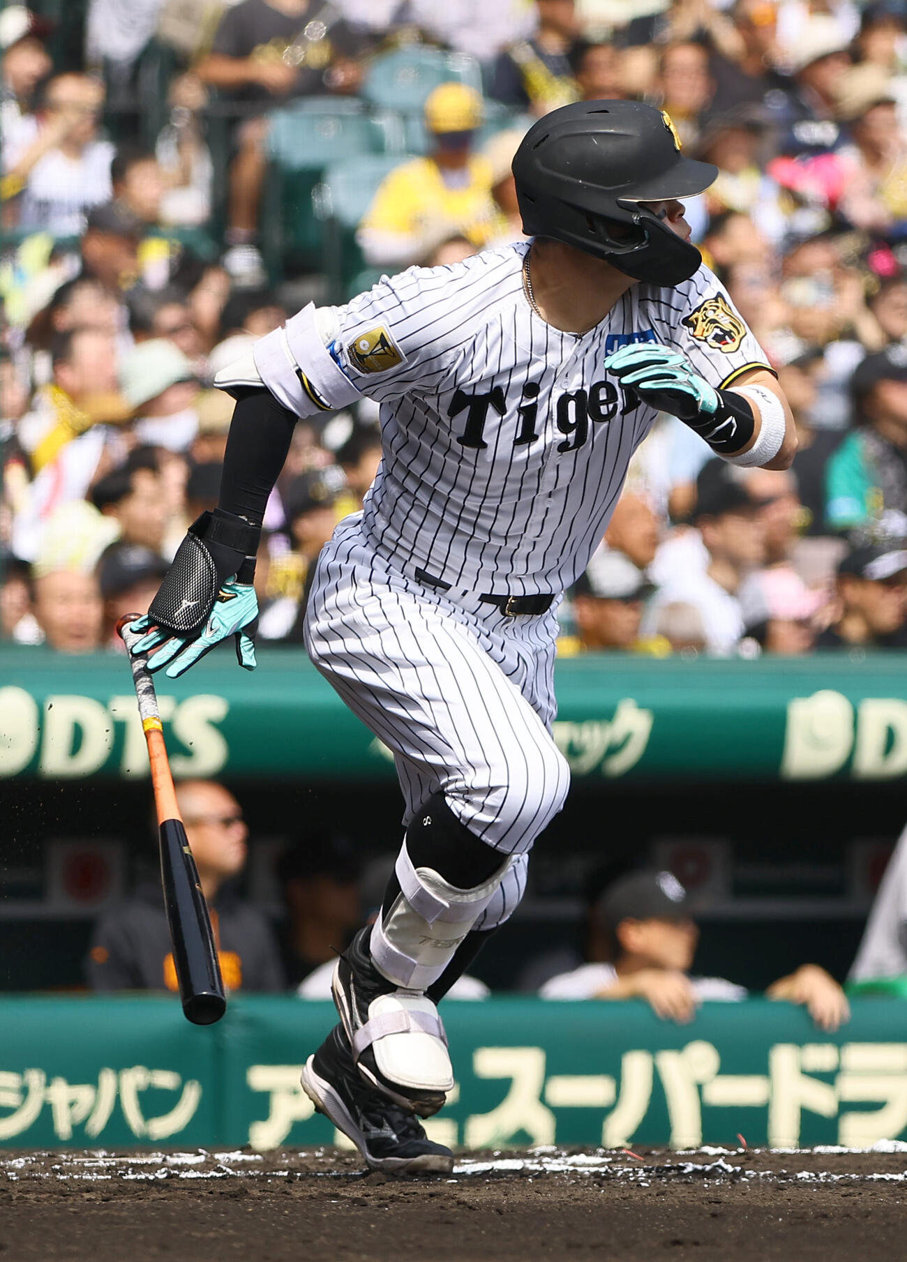 阪神対巨人　1回裏阪神2死二塁、佐藤輝明は先制適時二塁打を放つ（撮影・上田博志）
